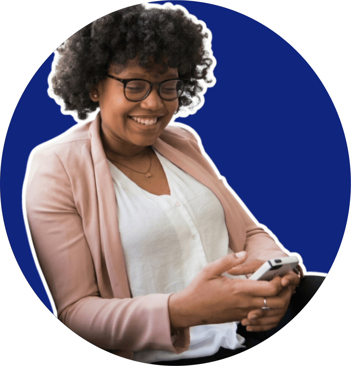 Mulher de óculos sorrindo enquanto usa o celular, conectada à fibra da LogLink