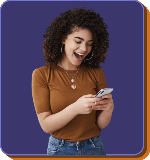 Mulher sorrindo enquanto usa o celular conectada à fibra da LogLink